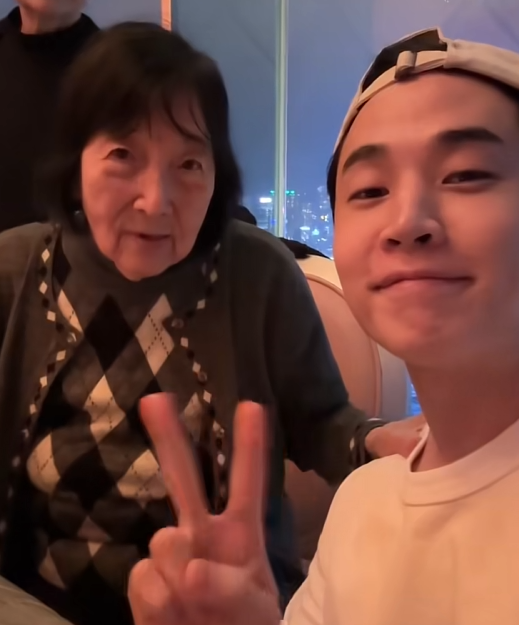 奶奶看着刘宪华的脸，由衷称赞：“你好靓仔啊！”刘宪华堪称“魔丸”，居然在奶奶