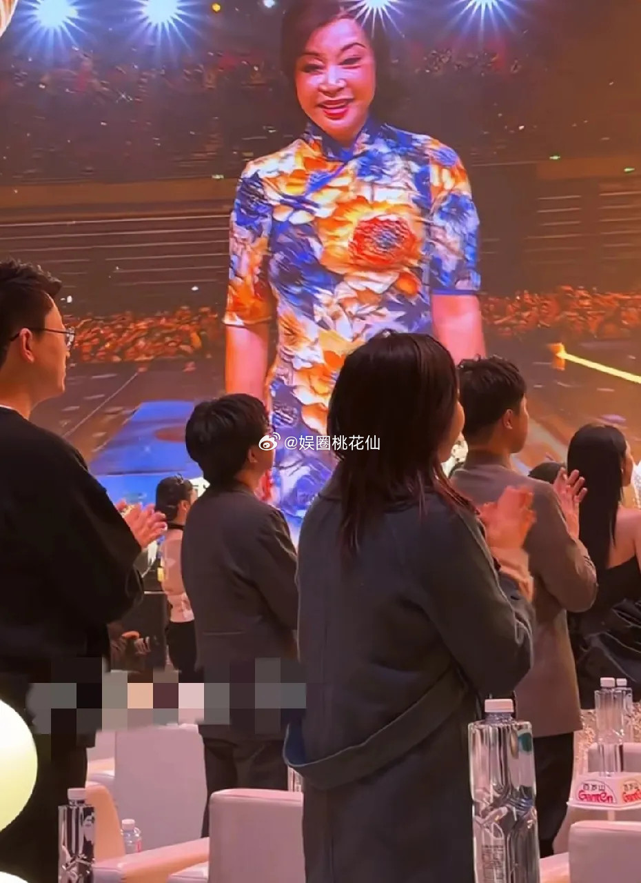 刘晓庆获得品质荣耀演员，全场起立鼓掌，实至名归！有一说一，人家庆奶拿奖无数，但是