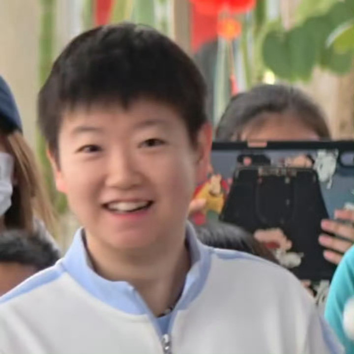 张着两颗兔子牙打球玩换我我也一脸慈爱🧑🍼