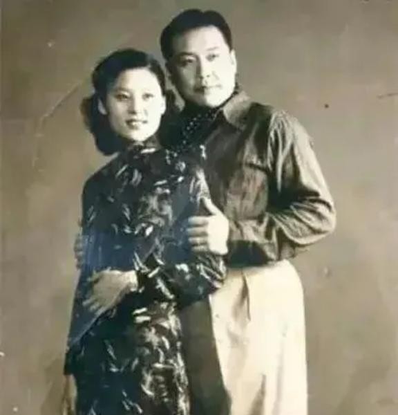 1936年，21岁袁祜祯和18岁的曹士岳大婚。洞房过后，曹士岳发现新娘不是完璧之