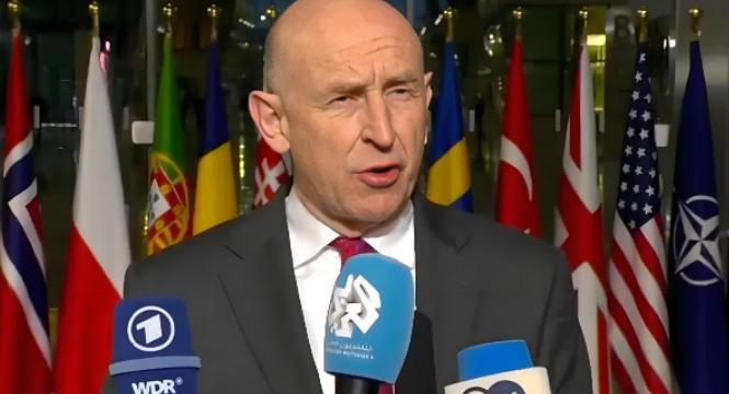 英国国防大臣约翰·希利表示，如果台湾问题升级，英国可能会对中国诉诸军事力量，但他
