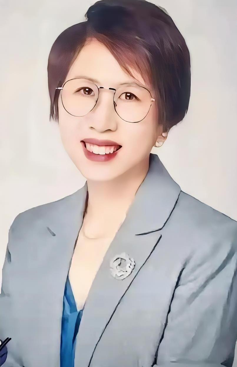 所谓的“降维打击”，竟然变成了脸先着地。​北大讲台上，手握西方理论体系的赵宏，