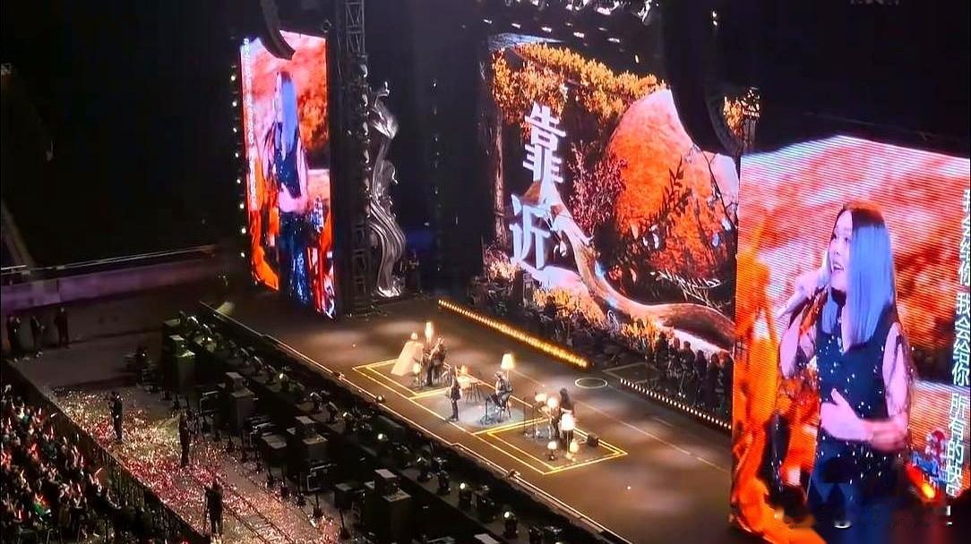 田震，消失24年，终于回北京开演唱会了，原以为近万人的国家体育馆会空出一大半，结