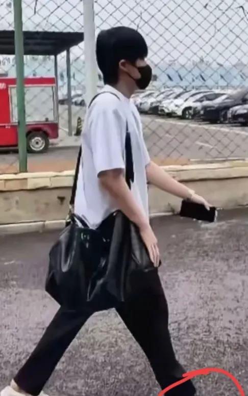 大头这是不小心，还是故意自己挣名份？大头从上海走秀回队，脚上的拖鞋又出事了