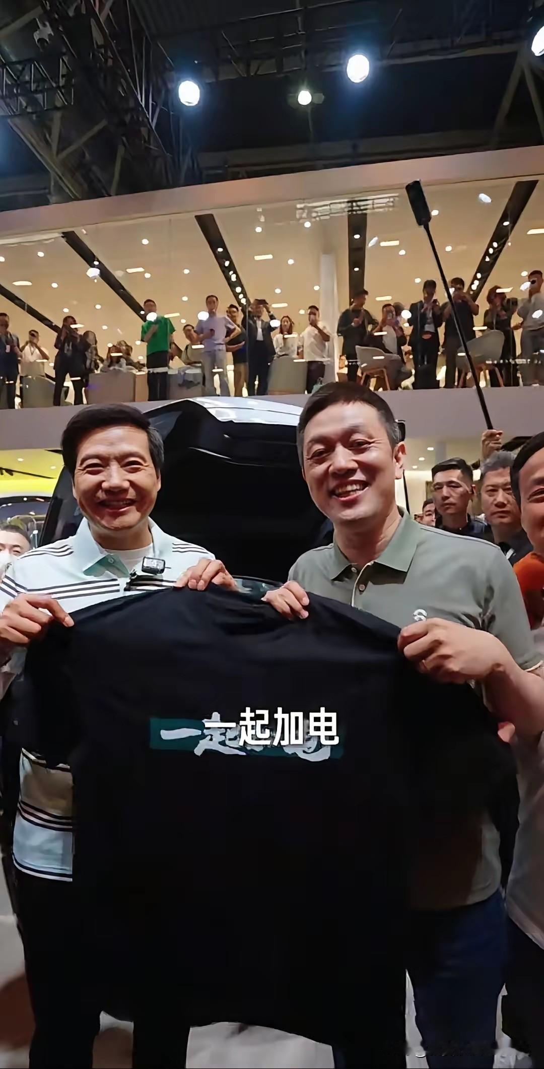 论营销手段，无人能出小米雷军之左右！在北京国际车展上，雷军仅凭借一件短袖衬衫，