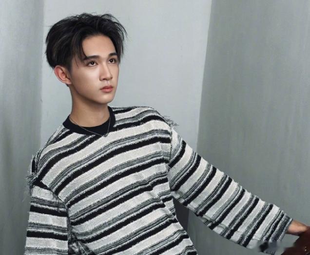 李禹熹称荣梓杉出轨打人且不说这些刚成年没多久的童星这么早过上爱情生活，是否影