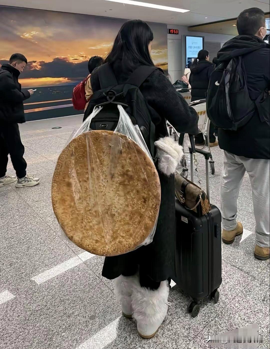 谁不是来人间走个过场，不管你背着什么新疆的囊？