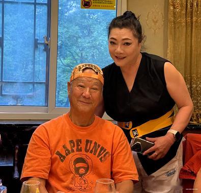 74岁的李修贤，5年没拍戏了。北京一顿饭，坐了个C位，旁边是俩查无此人的“大姐大