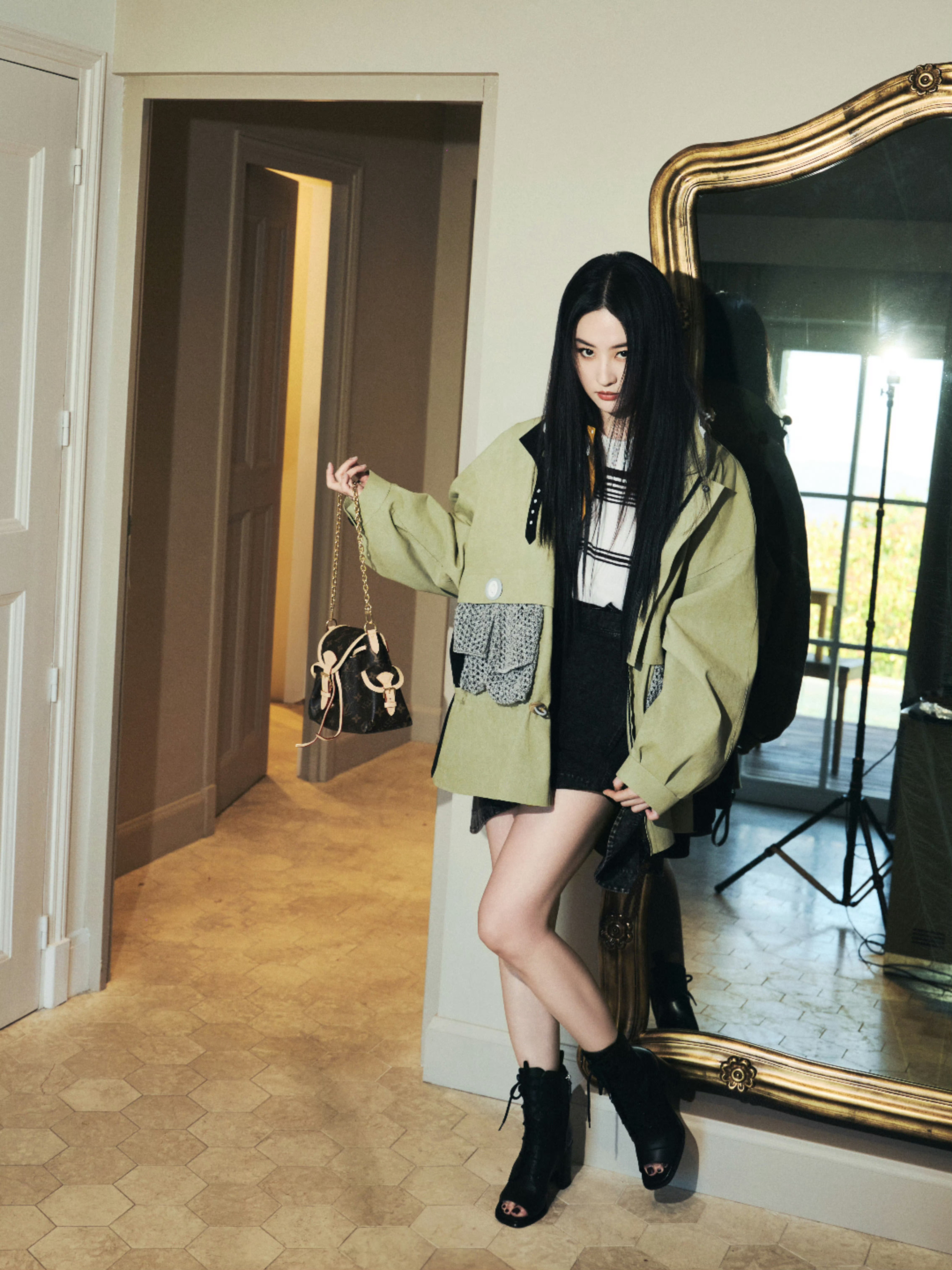 出席LouisVuitton2026早春度假系列巴黎发布秀的刘亦菲，身穿L