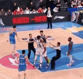 珀赛尔谈跟周琦发生冲突：“我隔扣了他。”“我绝杀了他们。”“这就是答