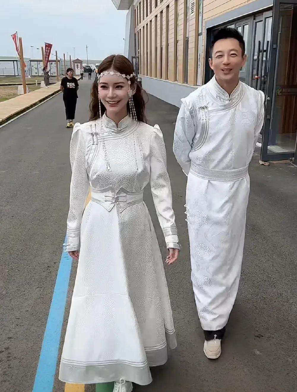 马筱梅真是一个不扫兴的人，出门玩就是要开开心心的，自己换上蒙古服，也给汪小菲安排