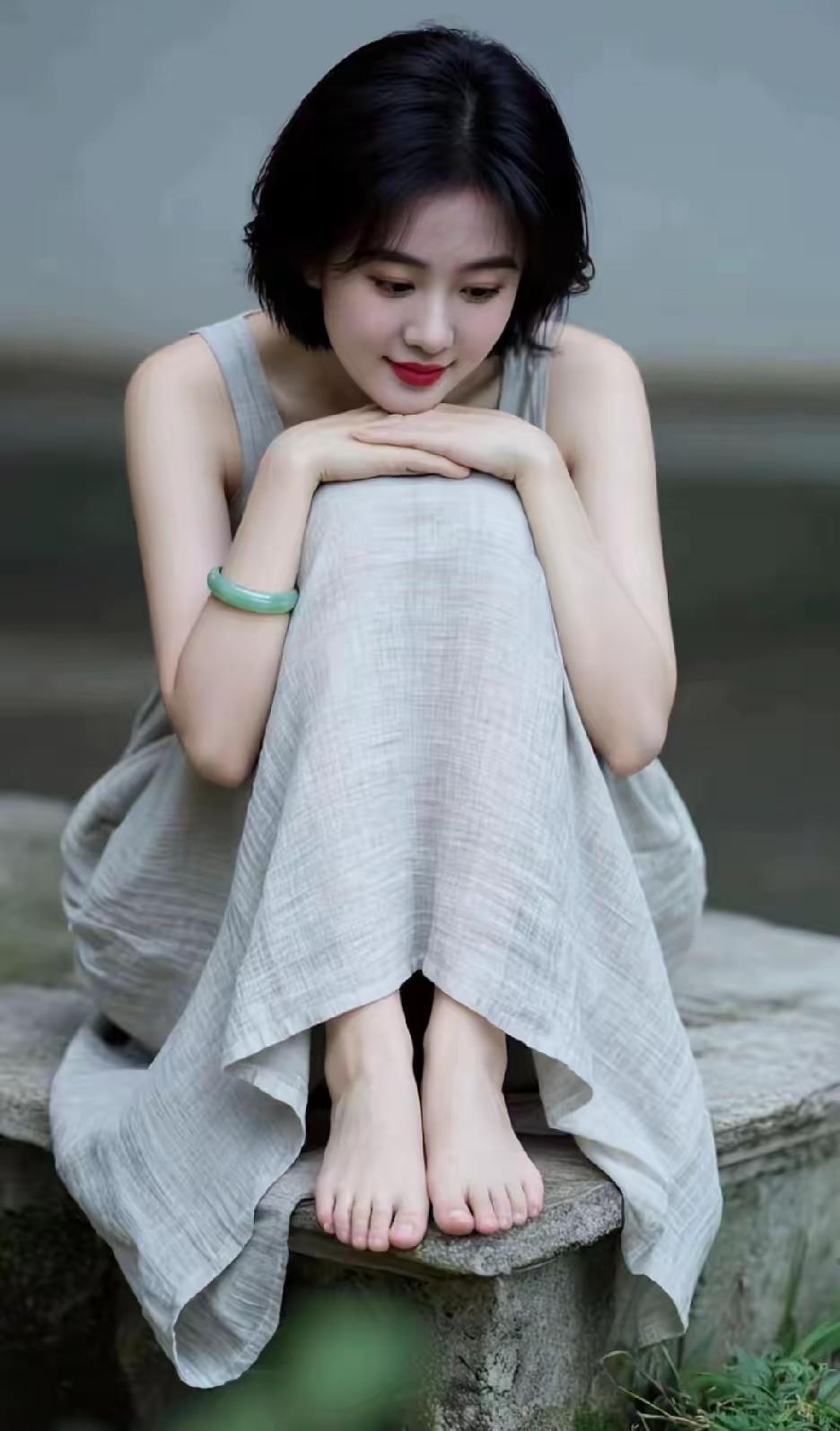 她，也许在想她自己心中美好的故事，连嘴角都泛起幸福的涟漪……