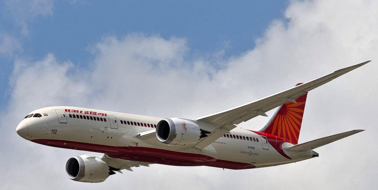 或涉起落架故障？印度航空787“梦想客机”坠毁，英直升机飞行员曝猛料！在印度航