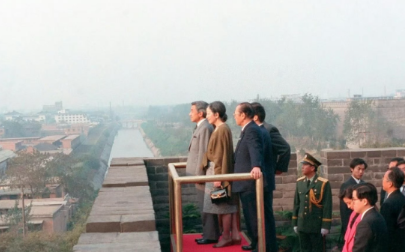 站在西安的古城墙上，<em>明仁天皇</em>与妻子默默凝视这片古老的土地。经历过战争创伤的他，深