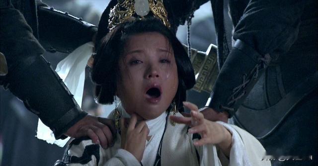 公元214年腊月，在许都皇宫里，伏皇后伏寿把自己塞进寝殿夹墙时，指甲在砖缝里抠出