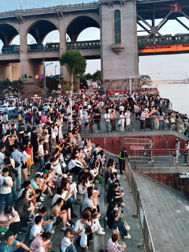 今年很多人都离开了北上广深， 去了所谓的新一线城市，杭州、武汉、成都...