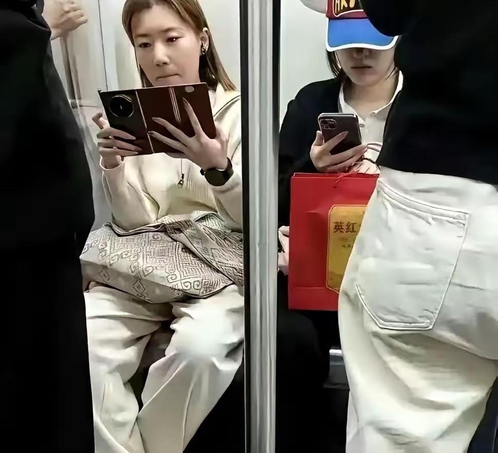 有钱没钱，一眼就看出来了？我看未必。北京地铁2号线上，左边这位拿的是两万多的