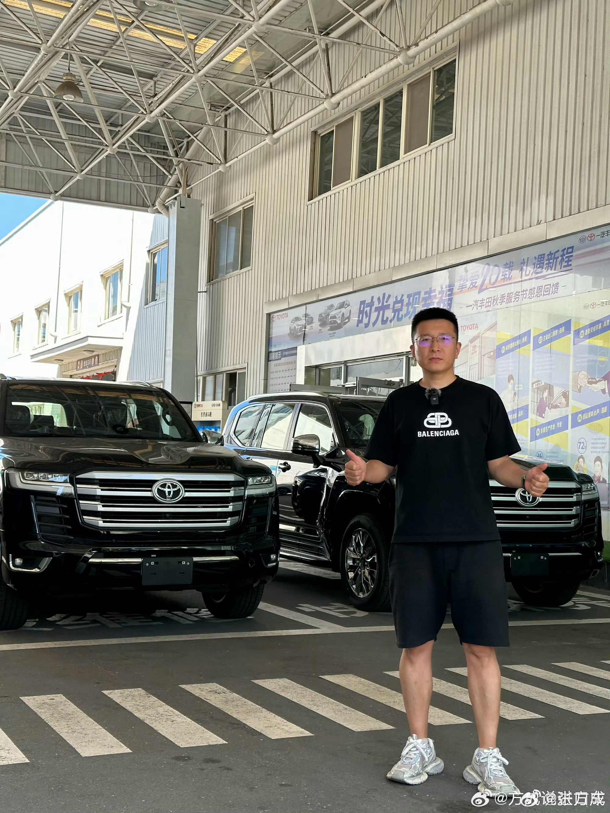 原来衣着打扮会影响对自己的感知翻了下以前照片…豪车开着、巴黎世家穿着按理说卖车开