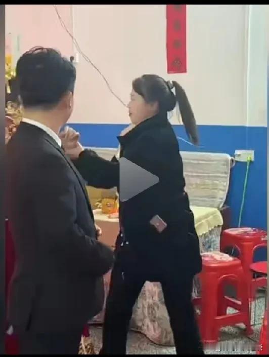 新娘没有拿到想要的下车礼，就是不配合拜天地。结婚当天，由于说好的下车礼男方没有兑