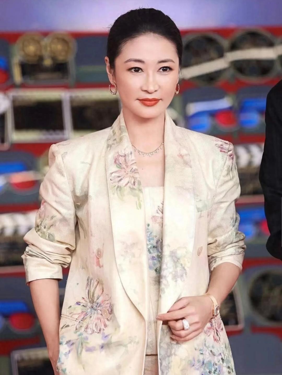 提起梁静，不知怎的，我总忍不住联想起马伊琍。明明两人各过各的日子，可这念头就是挥