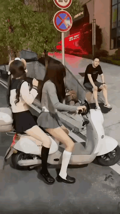 这是干嘛呢这不是挑衅大哥吗大哥可是好人啊