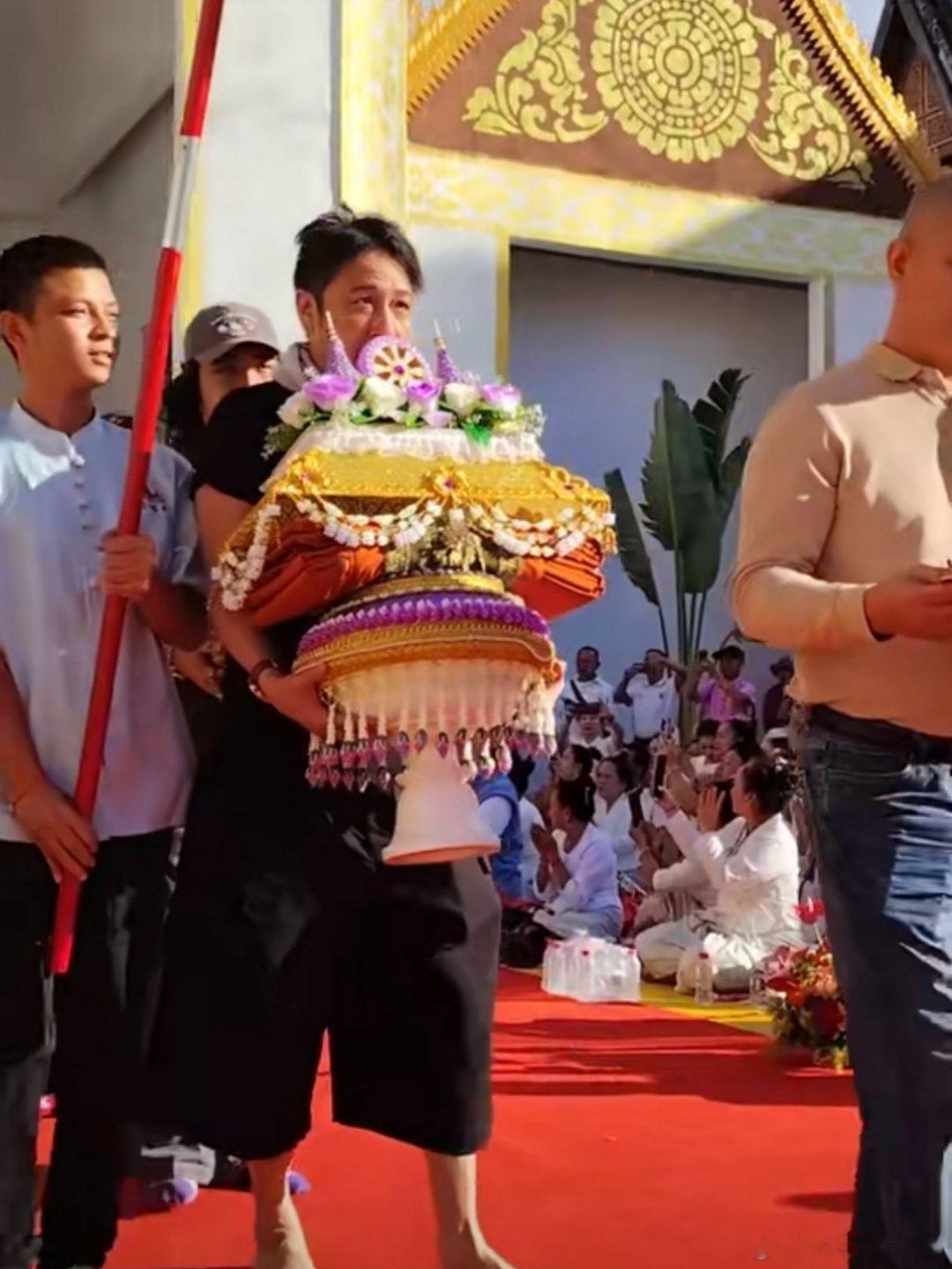 费曼在吴镇宇身后被认成当地人第一眼没看到哪个是吴镇宇,第二眼没看出吴镇宇后面的长