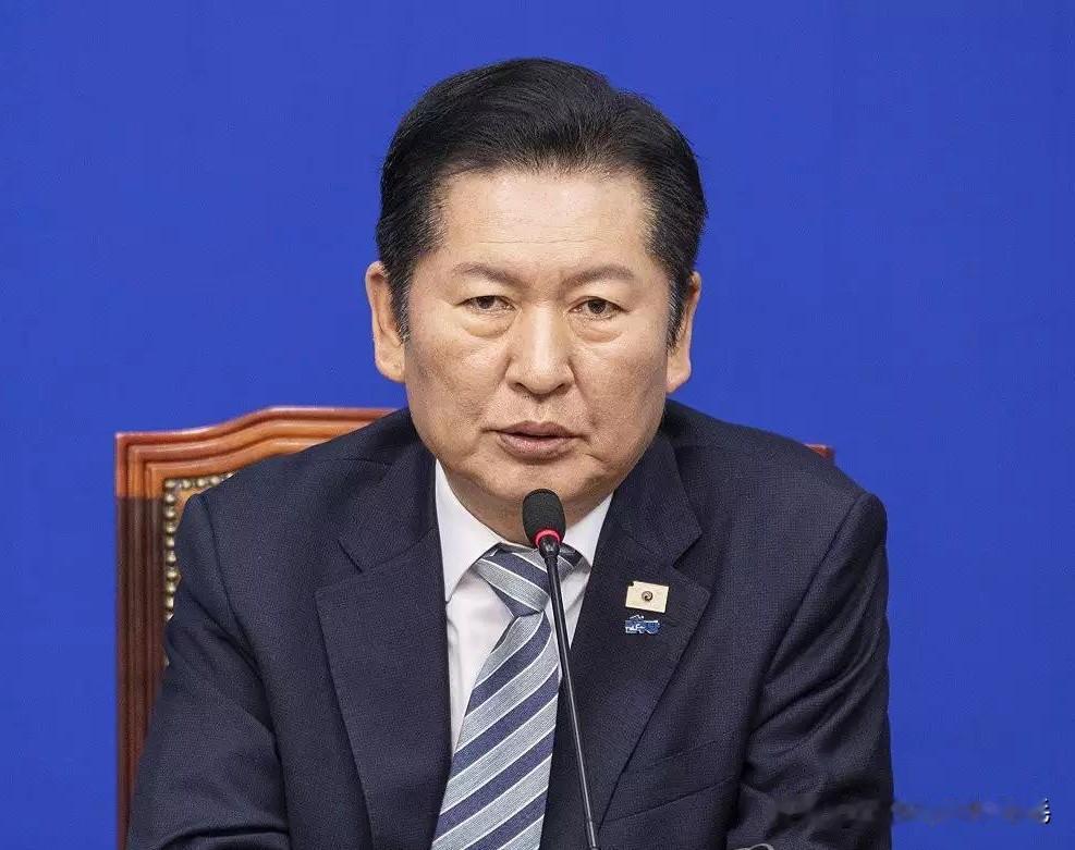 25日，韩国共同民主党党首郑清来就宪法法院诉愿法案反驳大法院长曹喜大称，宪法解释