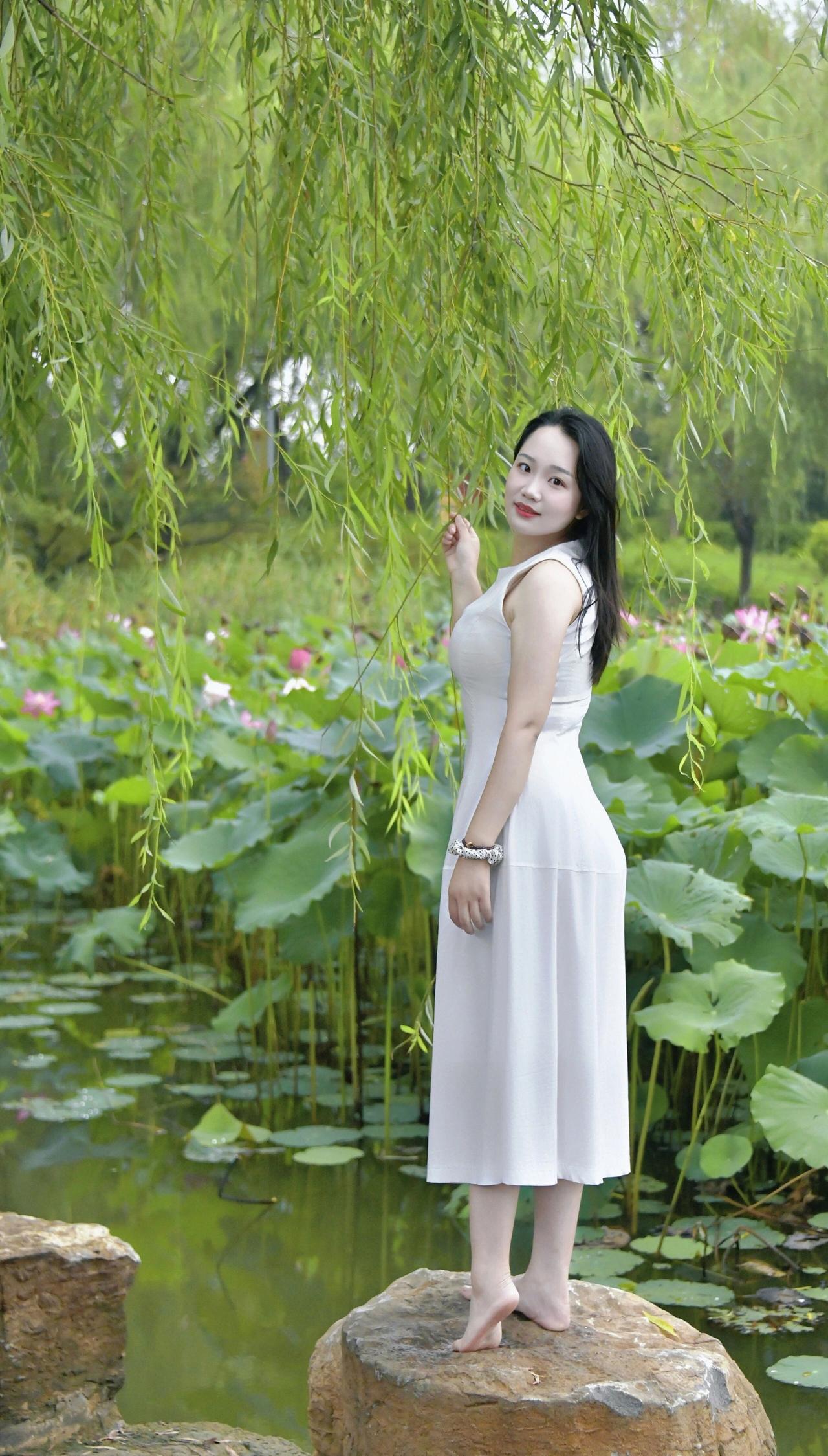 粉粉的荷花，白嫩的脚丫，构成一幅美丽的画面。接天莲叶无穷碧，映日荷花别样红。花