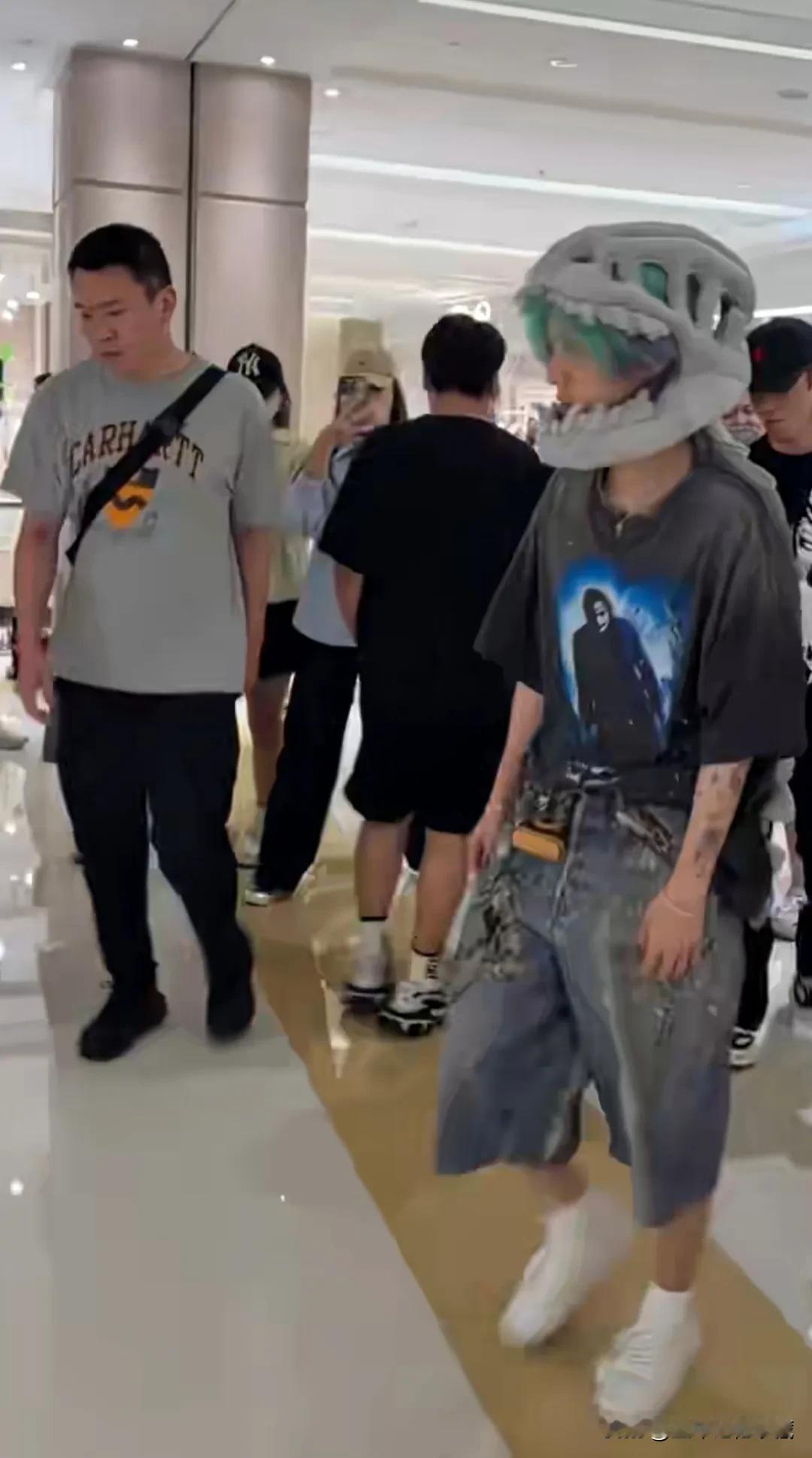 鹿晗头戴霸王龙头骨帽子现身郑州大卫城，为演唱会做准备，身边很多跟随拍摄的年轻女粉