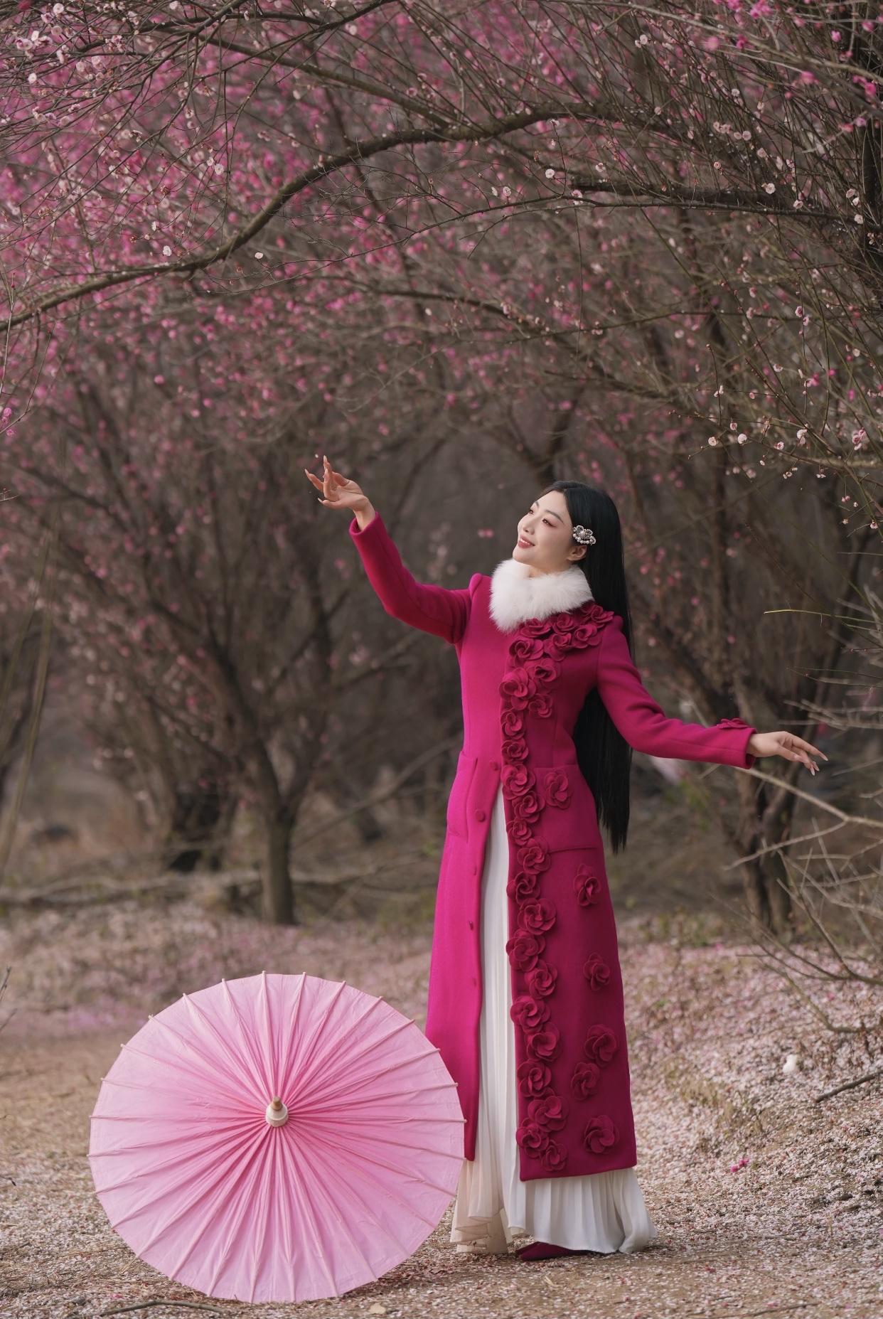 粉衣美人倚花枝，笑语如花入画来。古典红裙佳人粉裙花影粉裳倚秋韵粉裳花影照