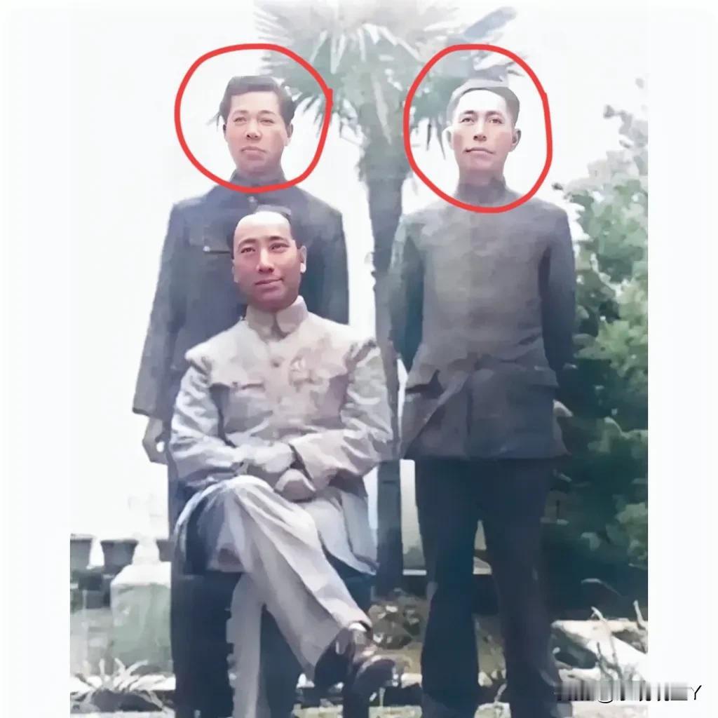 一张老照片，拍摄于上世纪40年代初的重庆，猜猜照片中站在军统副局长戴笠身后的这两