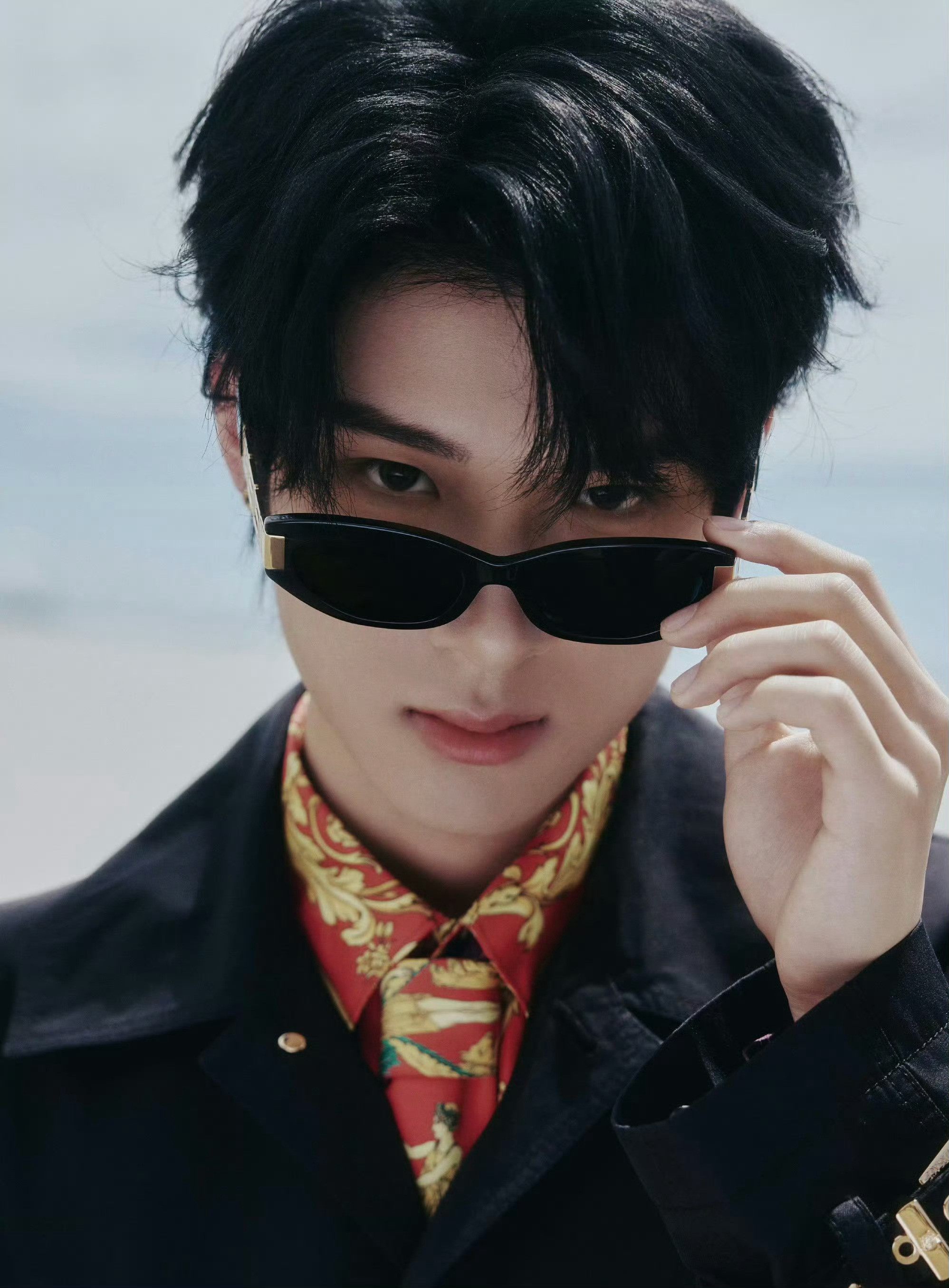 张峻豪身穿Versace2025秋冬系列亮相TMEA音乐盛典，搭配黑色墨镜整套