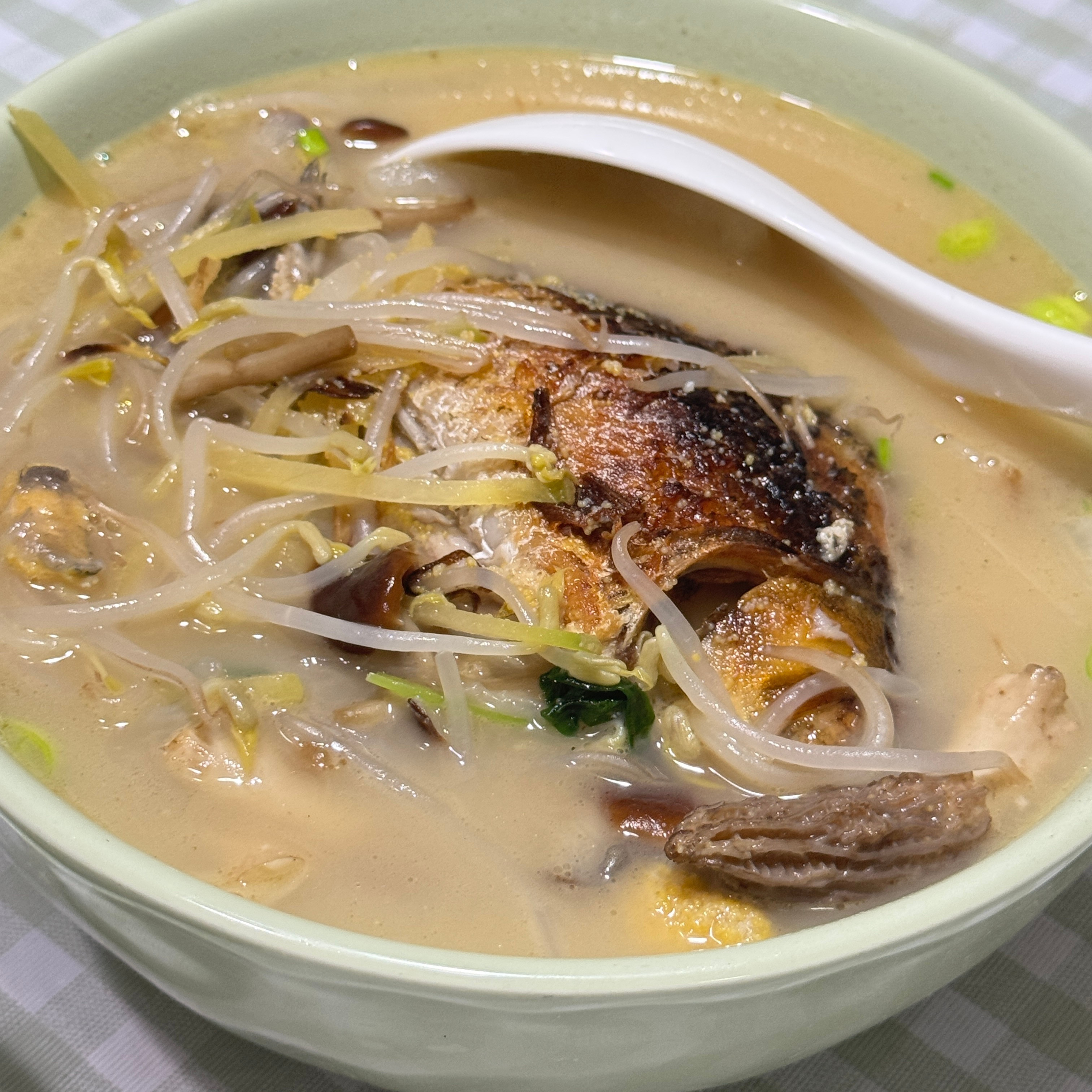 今天我掌勺香迷糊了🍚（hhhh鱼煎的有点过但不影响吃