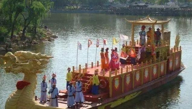 1766年秋，50多岁的乾隆秋围，两天连射8只鹿，很是得意。70多岁的老臣