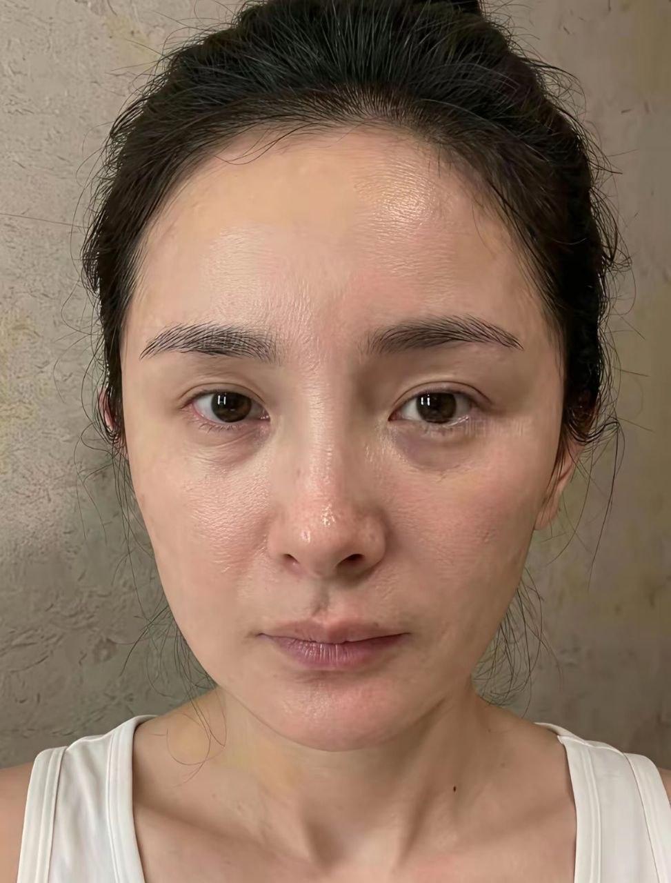 杨幂大方晒出自己的素颜照