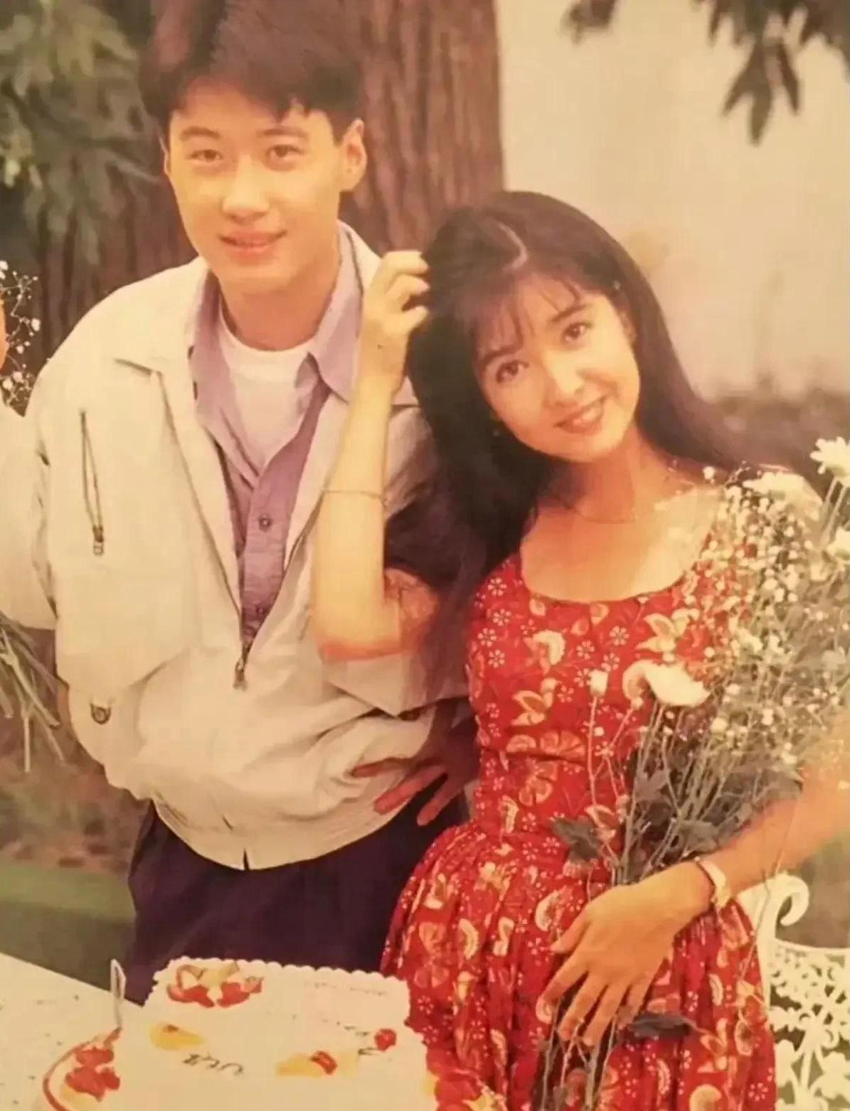 一张有些泛黄的老照片：画面中的黎明纤秾合度，发型拉风，眉毛清晰疏朗，容颜明亮俊秀