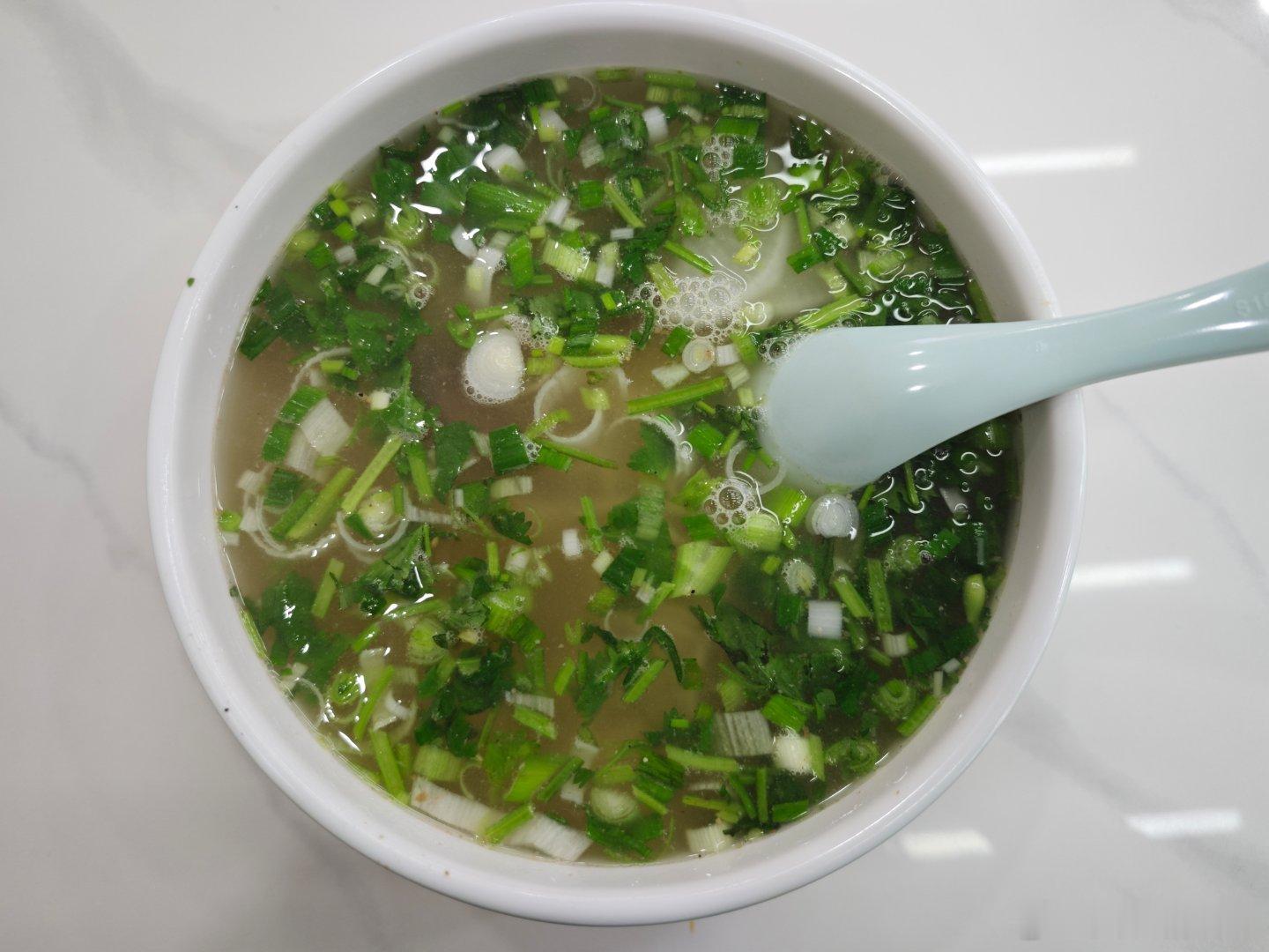 来到西宁了，要了一碗牛肉拉面和5串羊肉串，这个牛肉面和兰州的牛肉面有区别，西宁的