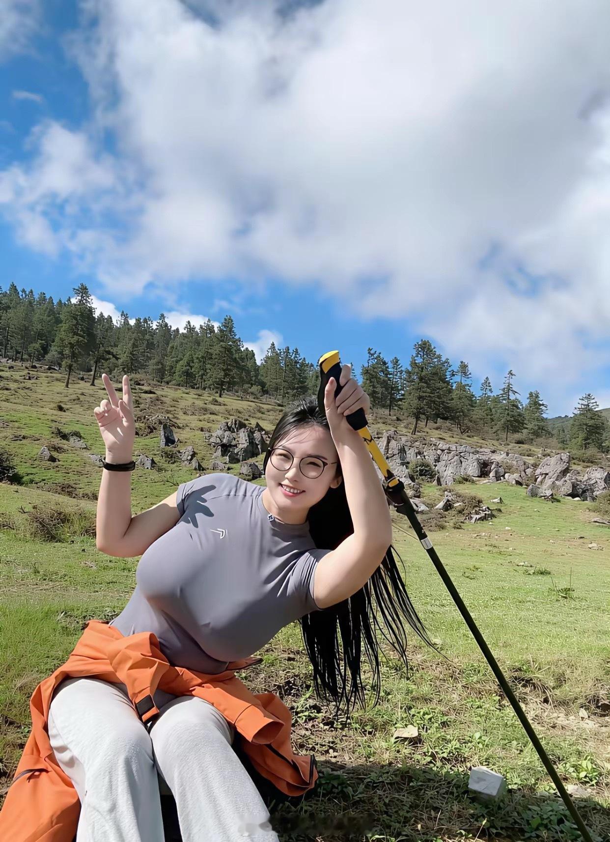 看把你开心的，今天晚上，在山上面露营会更好玩吧！