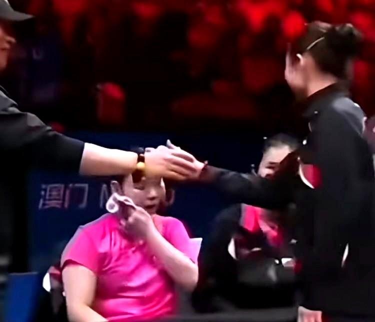 看看这张照片输了球又输了人品！河北队的何卓佳在决胜局领先的情况下被山东队追平且