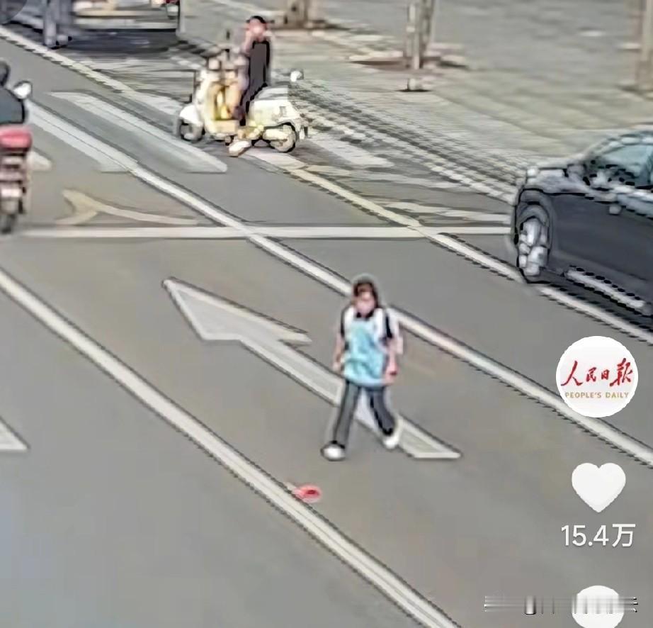 “这一幕火到人民日报了！”湖北黄石，马路上有个小女孩突然停下捡东西，当时路上车