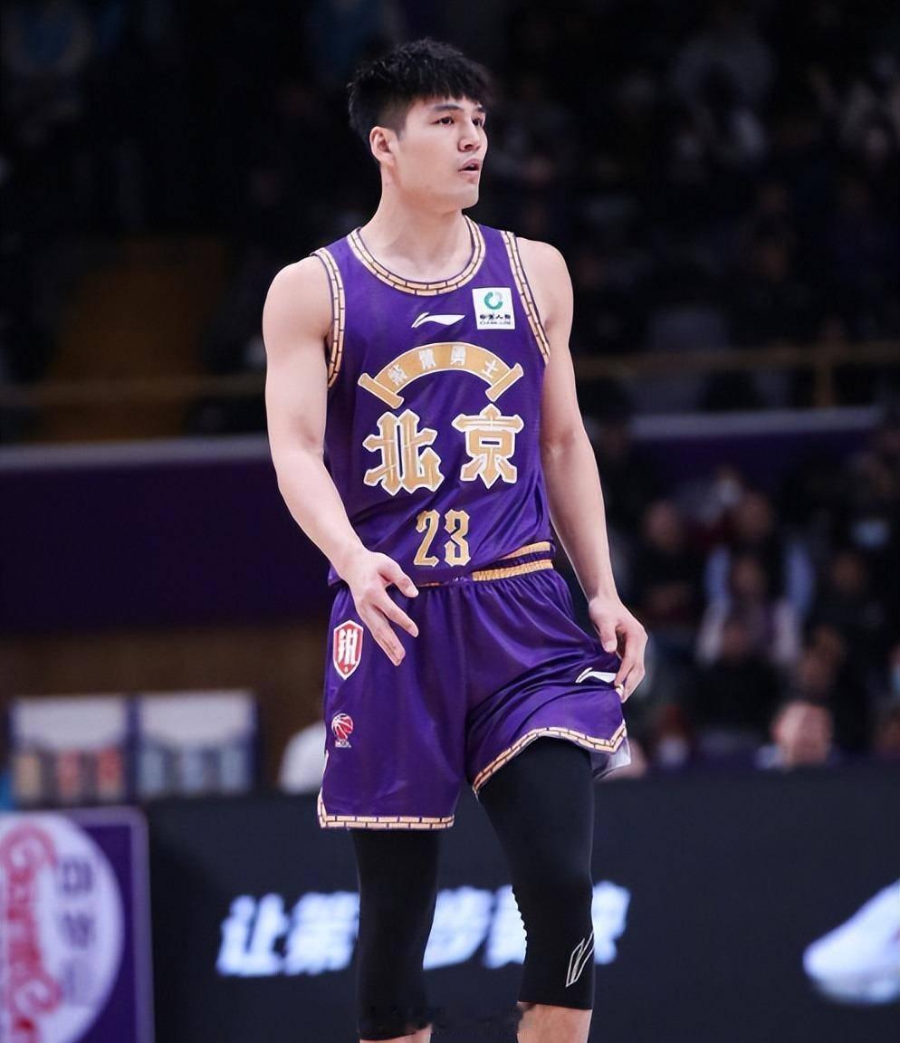 据探长了解，广东宏远-广州龙狮-北京控股的三方交易达成，焦泊乔同意加盟广东队。具