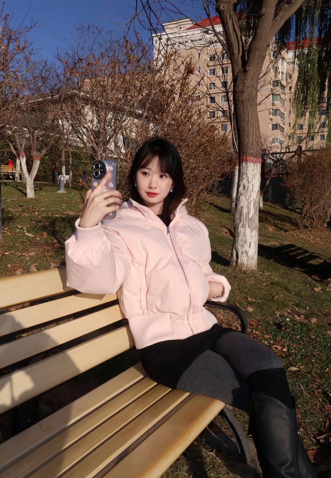 秋日暖阳下，粉色外套搭配黑色靴子，享受宁静时光。🍂🍁🍂