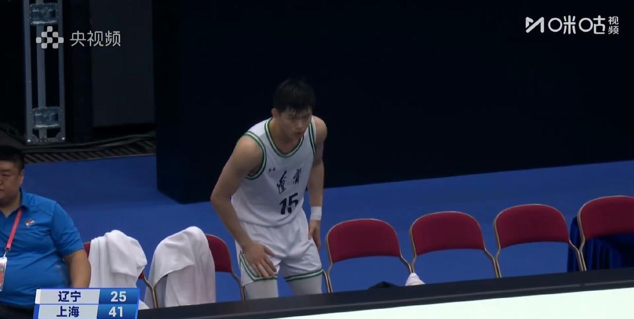 尴尬一幕！辽宁男篮替补席只剩1位球员，外教洛佩斯急的抓耳挠腮，无计可施，全运会上
