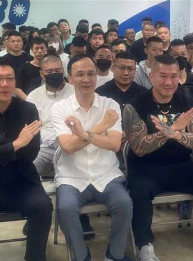 台湾馆长陈之汉在喊话“台湾人本来就是中国人”后，到国民党参加活动惹议。中国国民