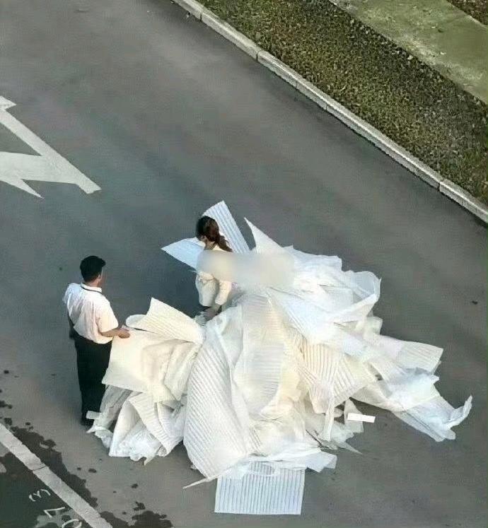 远看是求婚，近看是保洁和保安