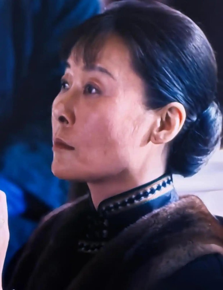 柯蓝演宋美龄，弹幕里全在问：这演员是不是不想混了？别人演第一夫人，恨不得把滤镜焊脸上，她倒好，脸上褶