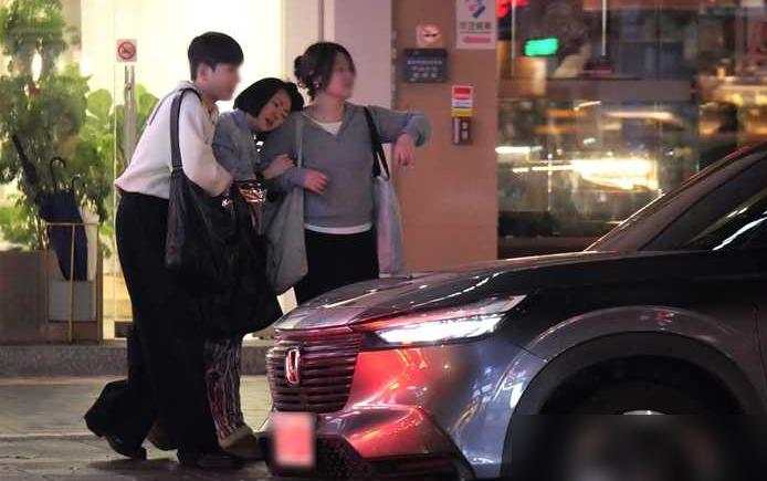 我靠！小S在陈建州家门口哭到瘫软！助理架着才走，13天后才爆出来！那天是《