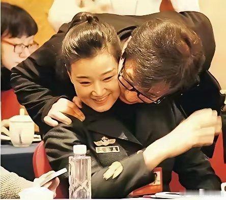 抱一抱，抱一抱，抱的那个月亮笑弯了腰。你想要这样的拥抱吗？