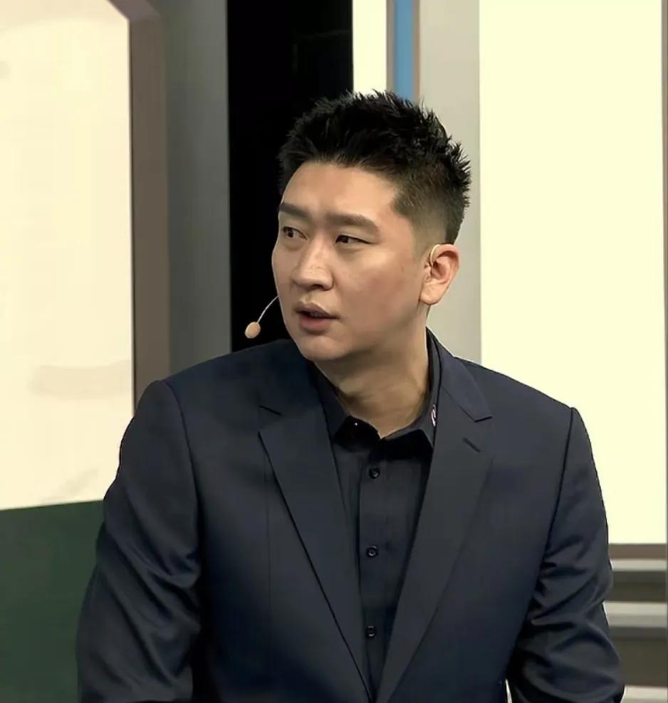 孙悦在腾讯解说时说，自己当年在北京首钢突然就被通知不让上场了，毫无征兆，自己也一