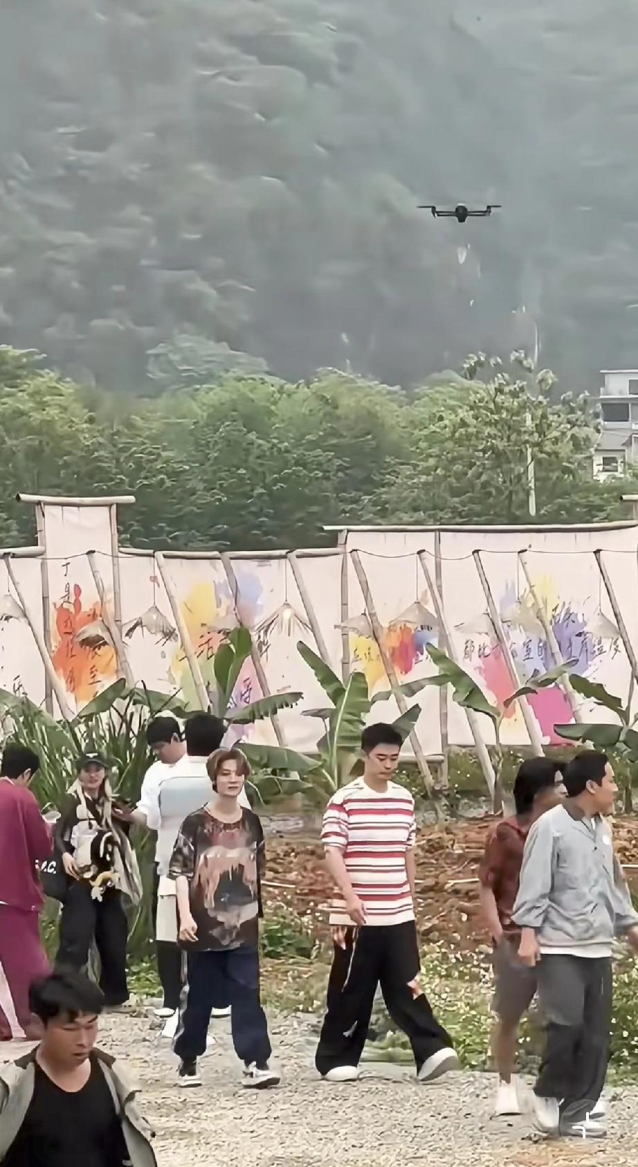 鹿晗来桂林阳朔录《5哈》坐火车好疲惫，远看还行，近看法令纹加深弯腰驼背，看来他